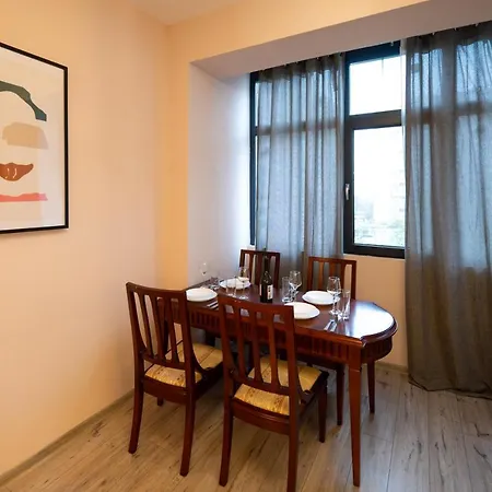 Spacious 1bdr Near city Center דירה *