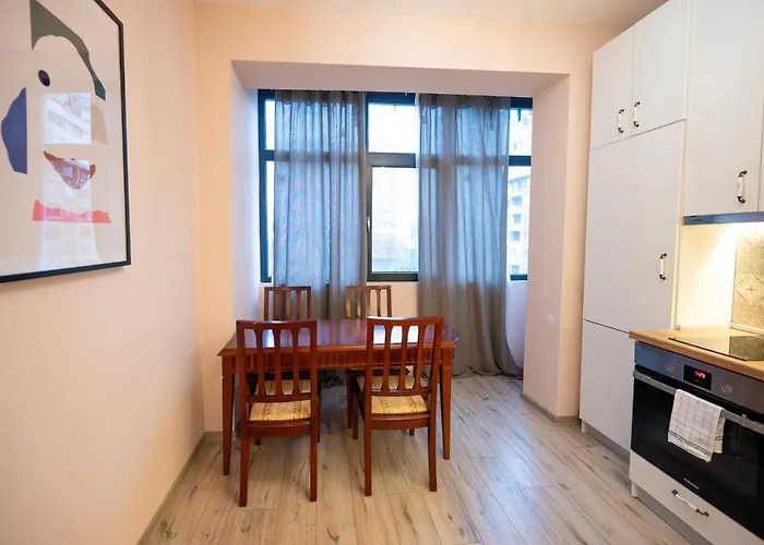 Spacious 1bdr Near city Center *